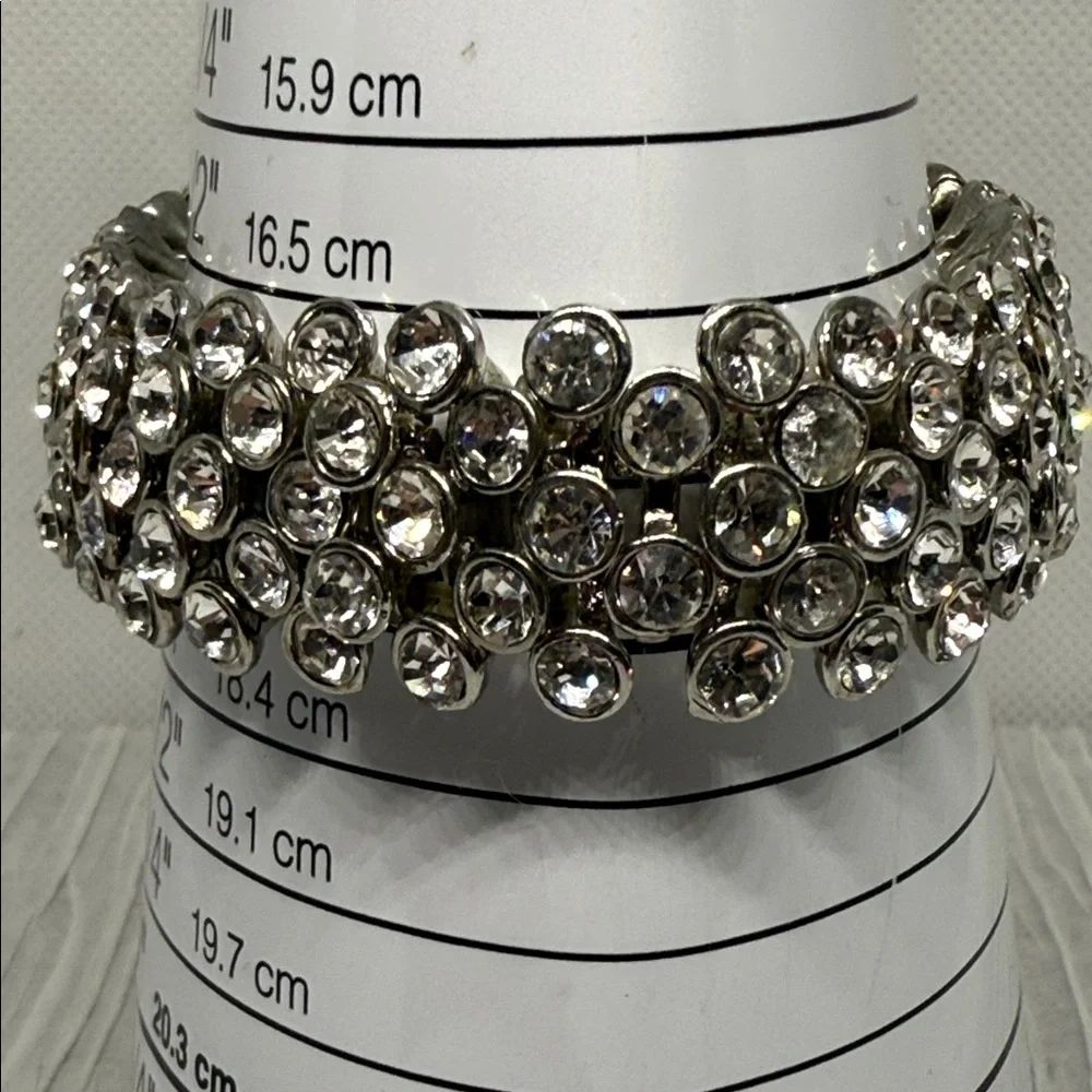 Elegant Silver tone bezel set rhinestone stretch Bracelet so pretty